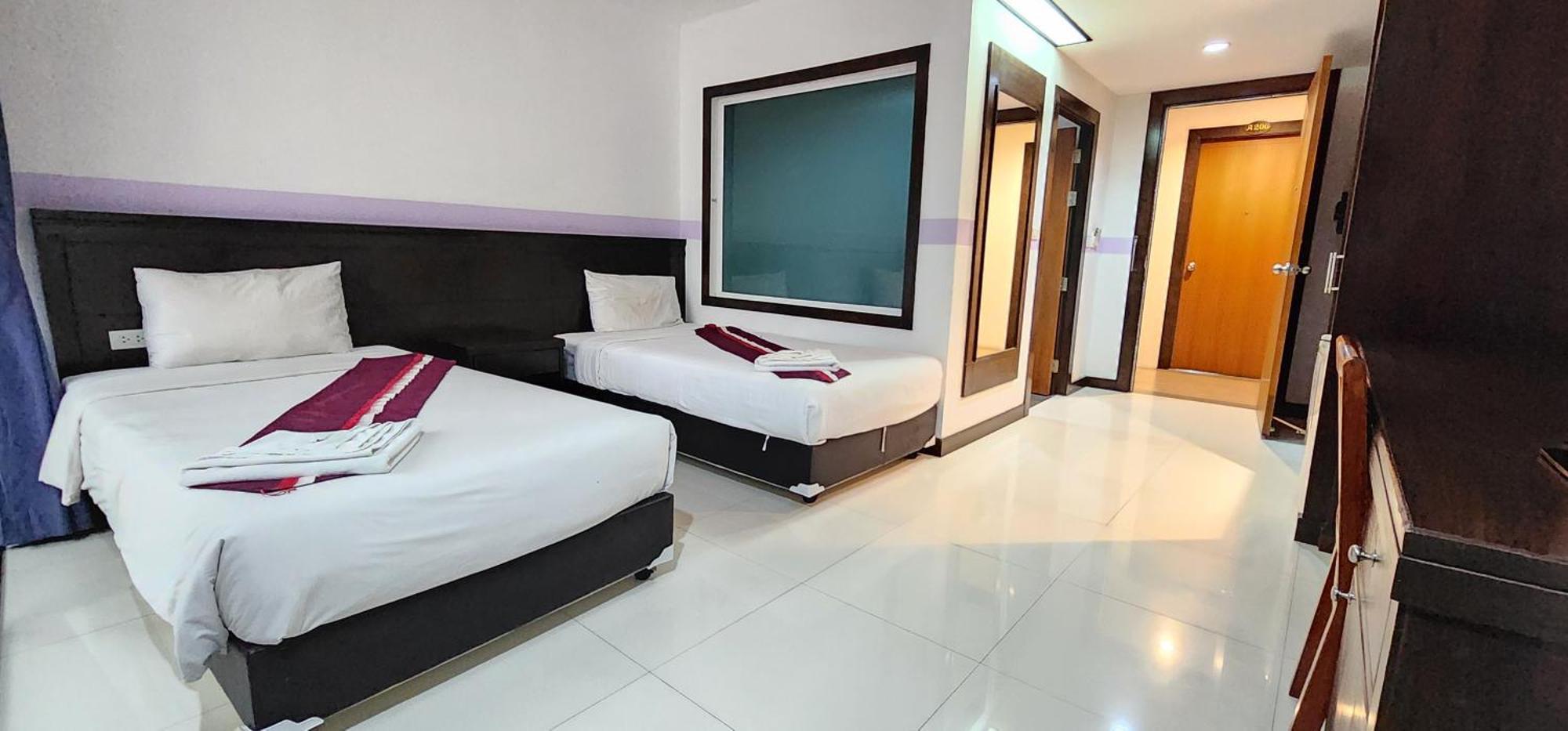 D C Patong Hotel Exterior foto